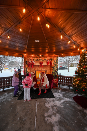 Tree Lighting Johnson Creek DSC 5314251130
